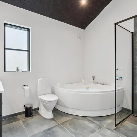 4 Bedroom Pet Friendly In *