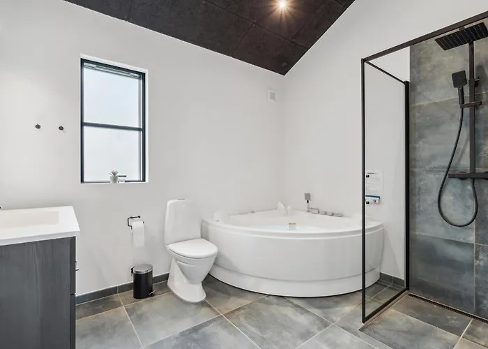 4 Bedroom Pet Friendly In *